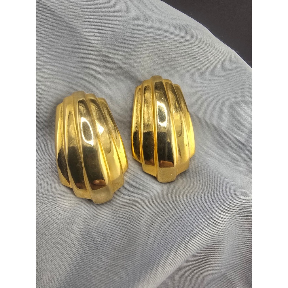 Vintage Paolo Gucci Earrings Gold Tone Ribbed Scalloped Clip On 1.25in